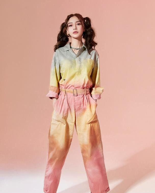 黄心颖心真大穿大露背红色连体裤亮相自信笑容艳压全场