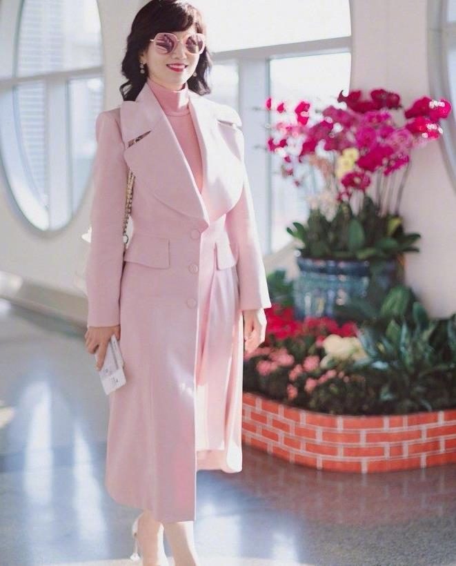 赵雅芝身穿淡粉色套装,哪点像是66岁的女人