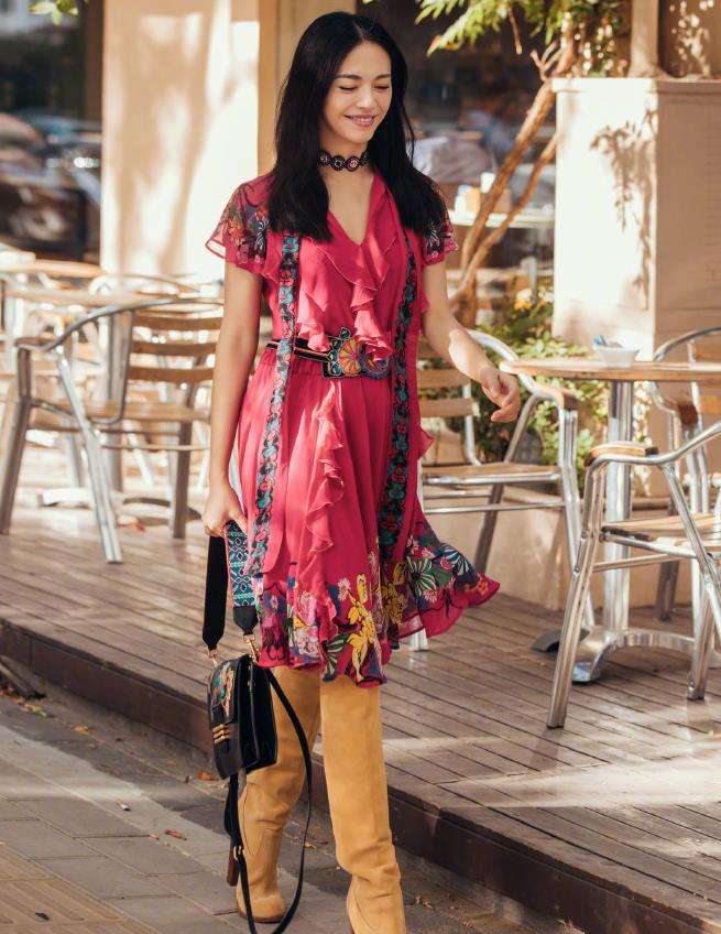 刘嘉玲又把印花连衣裙穿出新高度,配一字带高跟鞋,显贵又优雅