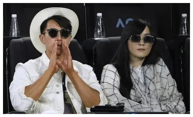 吴尊16岁旧照曝光,亲密搂妻太有男友力,林丽莹一看就是女学霸