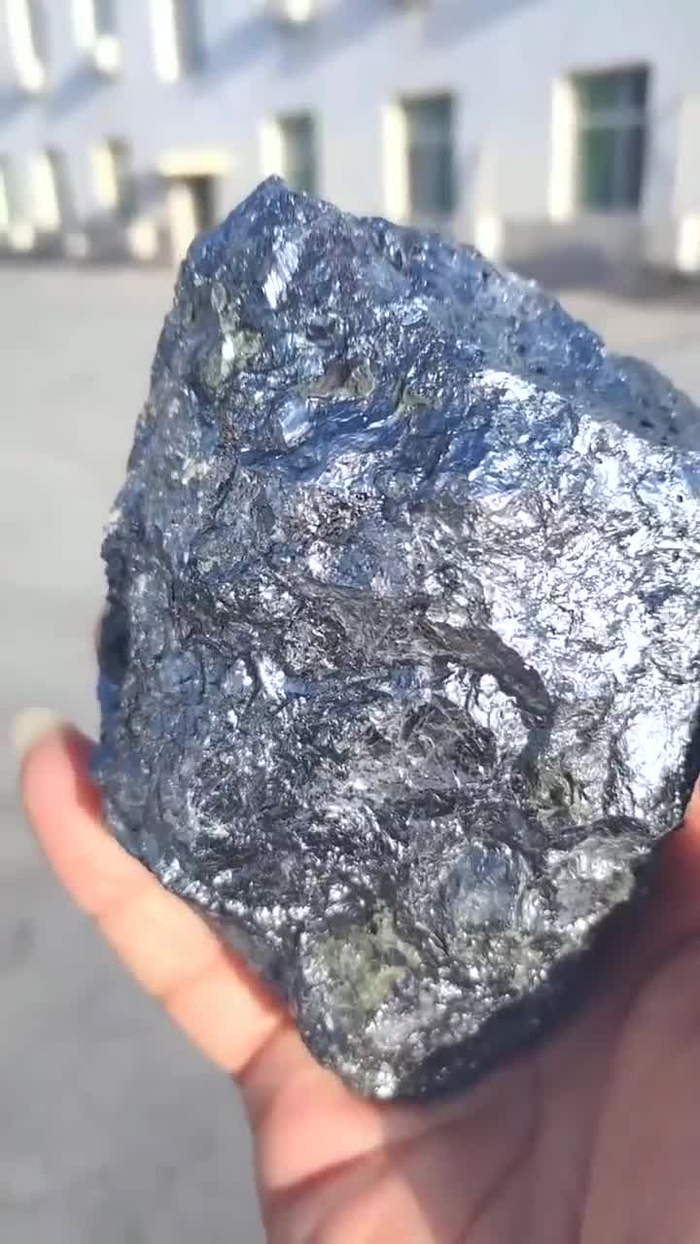 电视上的乌金矿石在太阳下竟会变身五彩斑斓的黑总算见到了