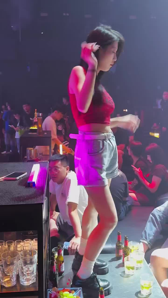美丽的城市夜景 小姐姐跳舞 酒吧