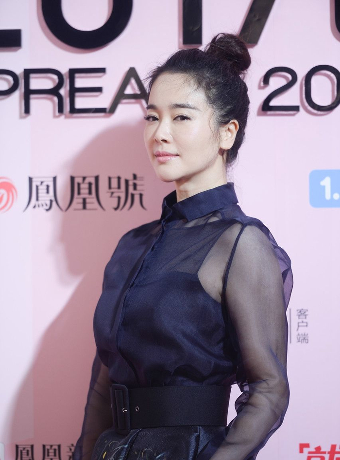 明星美照,图一女星甘薇,一袭白色礼服优雅迷人!