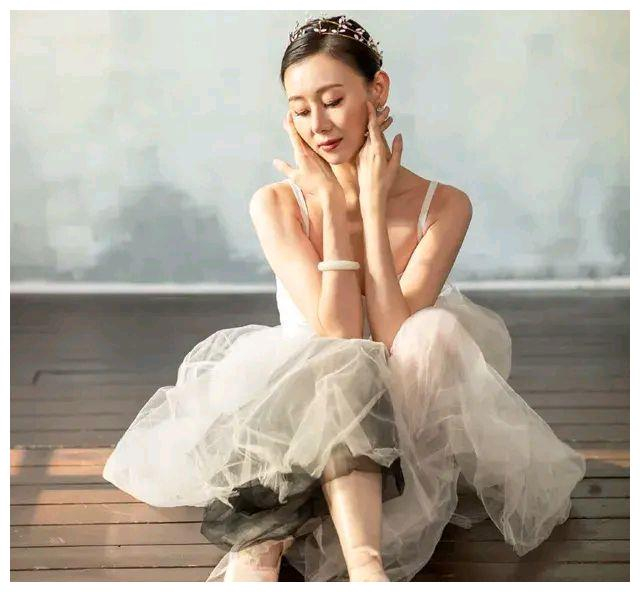 至于张梦瑾是谁可能很多人不知道,她曾经是以为芭蕾舞运动员,而在认识