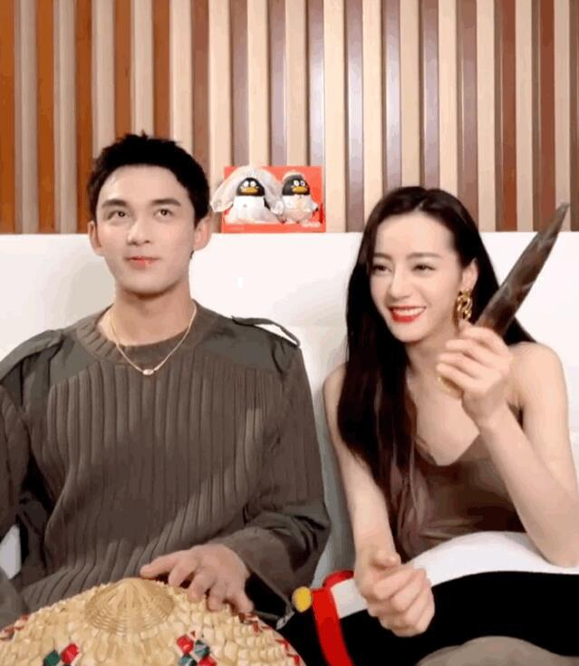 迪丽热巴同框吴磊做直播,穿开叉裙露到大腿根,尽显成熟女人味
