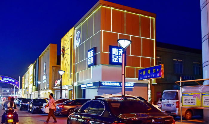 小镇夜市大场面,江苏无锡锡山区安镇街道查桥商业广场之夜.