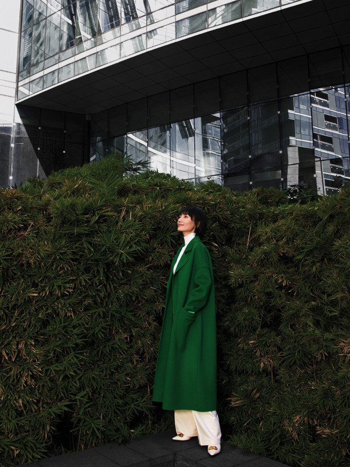 袁泉穿绿色大衣温柔干练 尽显知性气质