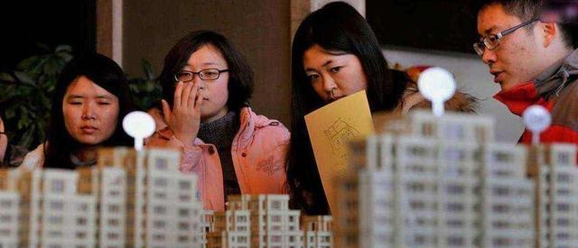 婆婆给银行卡买房，房产证上只能写男友名字，看房一圈后她后悔了