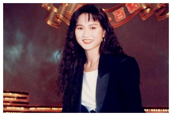 她是九十年代的玉女歌手,当红隐退赴美深造,54岁近照曝光