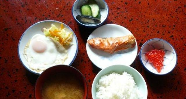 看到日本传统的一日三餐，终于明白，为啥他们没有“胖子”！