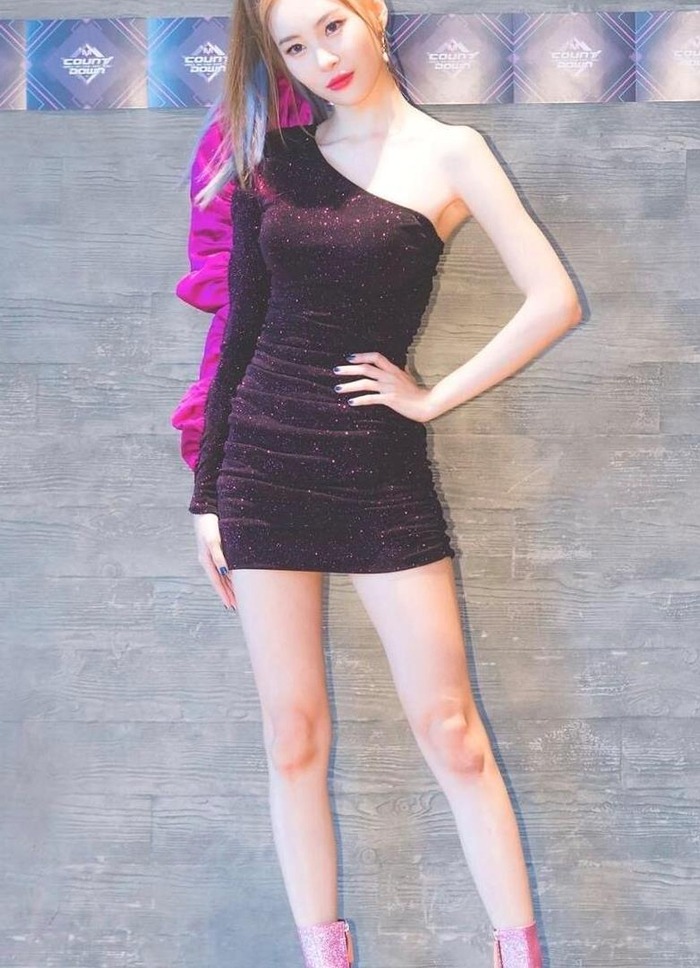 林忆莲难逃中年发福,一袭红色斜肩连衣裙亮相,整个人胖了2个码