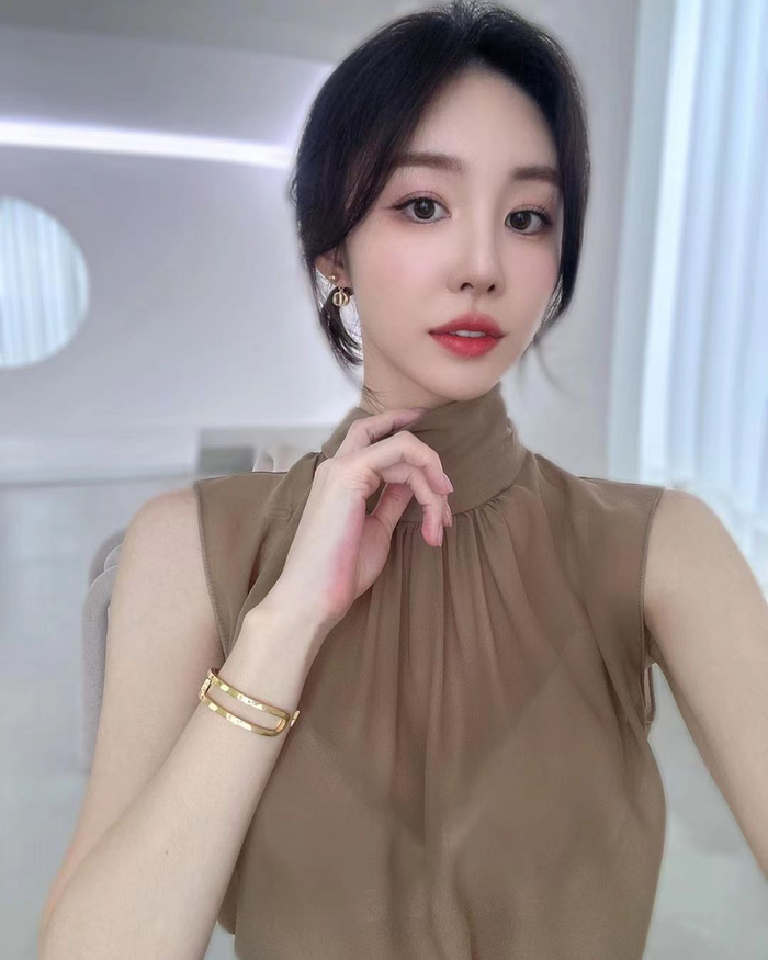 高颜值美女穿搭