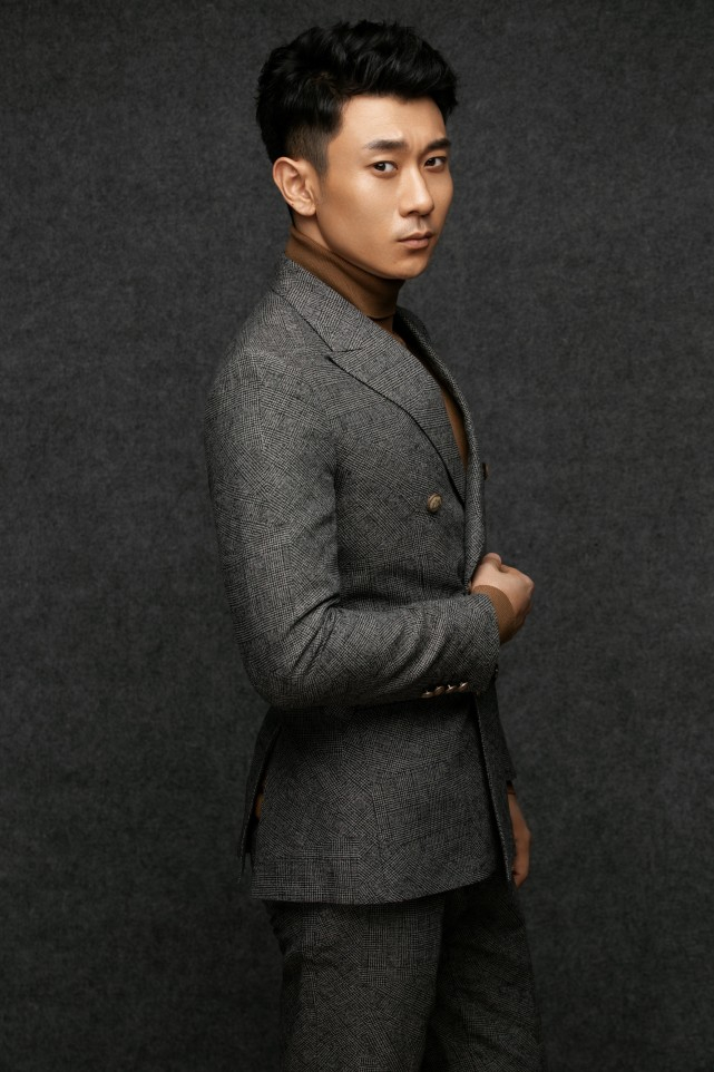 赵冉复古格纹西装写真释出,呈现清雅风采