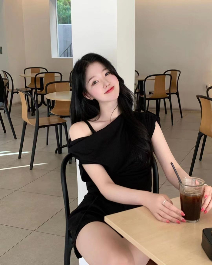 美女露单肩穿搭
