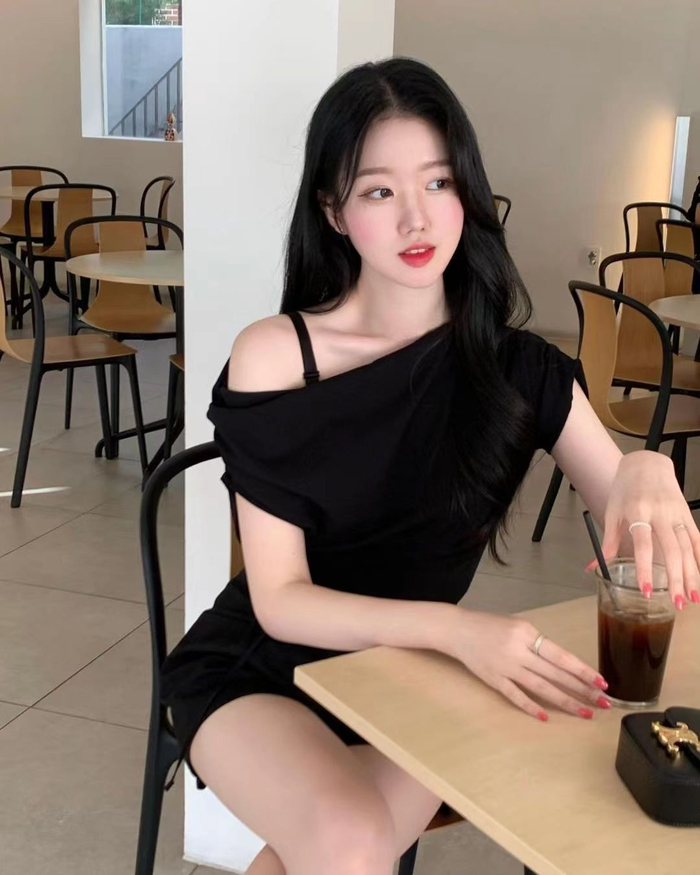 美女露单肩穿搭