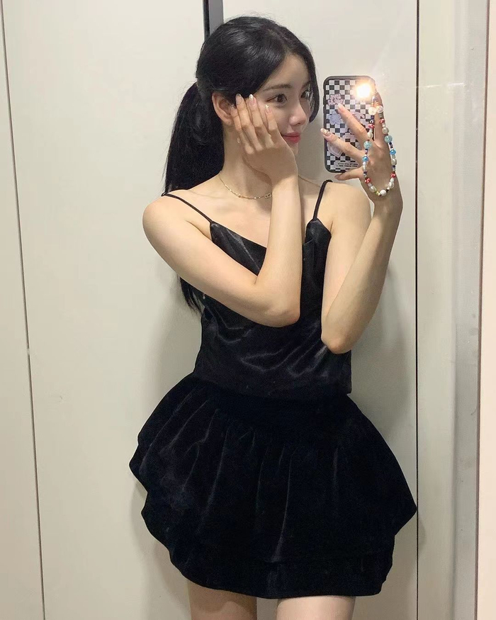 美女黑色吊带穿搭