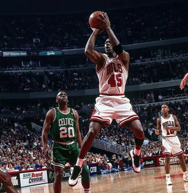 那时候,因为联盟规定球员不得穿退役前的球衣号码,因此,复出的乔丹