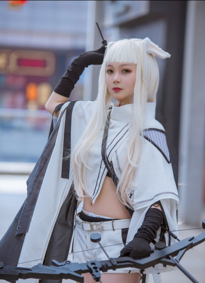 cosplay:穿热裤与过膝黑丝,露出小蛮腰的白金,用弓箭射中你的心