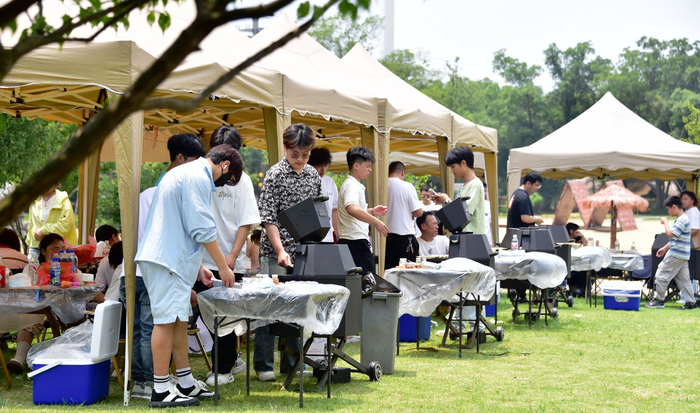 夏有凉风,等你相逢。团建烧烤露营,玩的开心,无锡鹅湖玫瑰园。