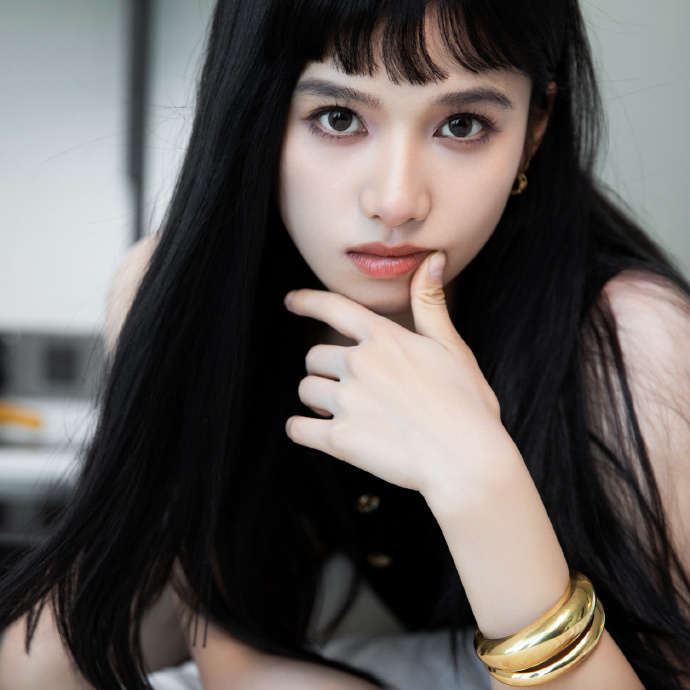 张婧仪晒酷飒风格写真首度挑战齐刘海