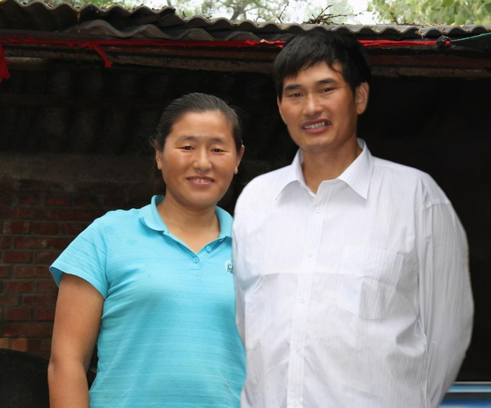 朱之文妻子终于高调！波浪卷发穿红色旗袍裙，农村大妈变时髦阿姨