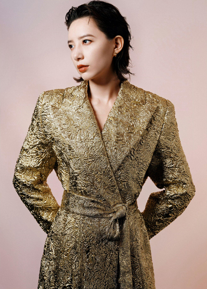 李斯丹妮身穿alexandre vauthier 2023秋冬金色刺绣大衣亮相