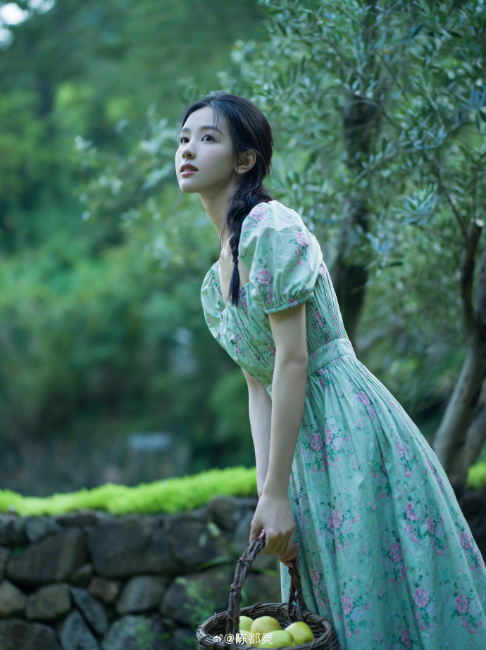 陈都灵扎麻花辫拍写真绿色碎花长裙显清纯