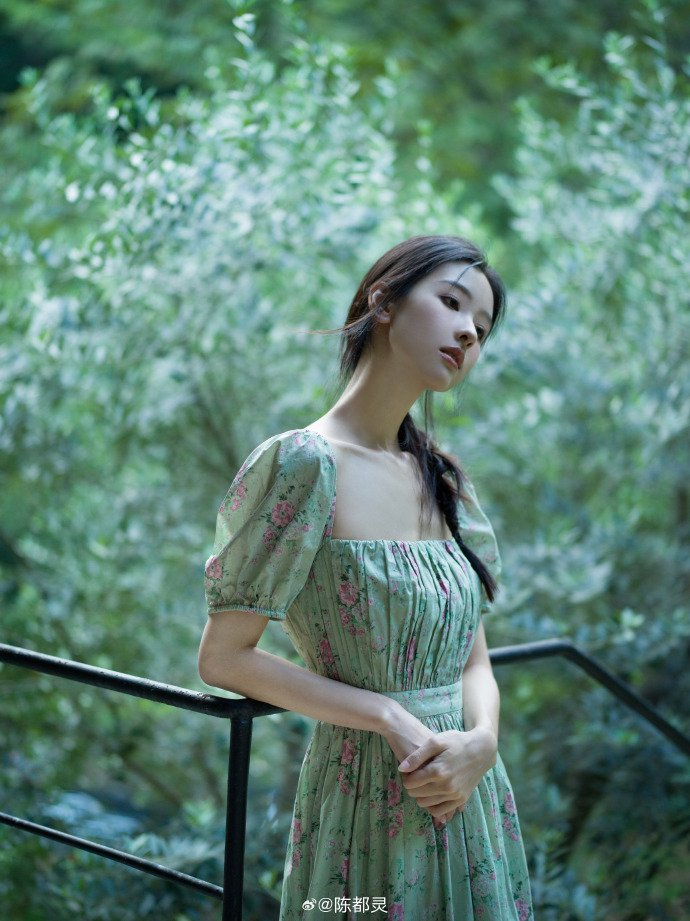 陈都灵扎麻花辫拍写真绿色碎花长裙显清纯