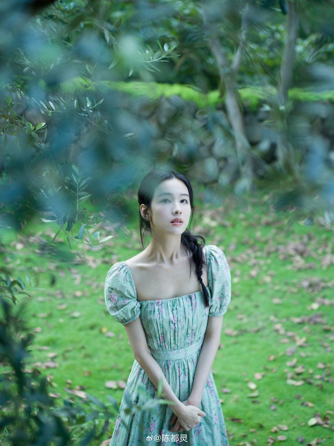 陈都灵扎麻花辫拍写真绿色碎花长裙显清纯