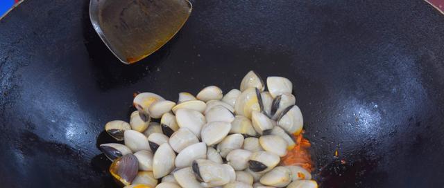 蛤蜊最简单的做法，又香又馋人，一次做一大盘都不够吃！