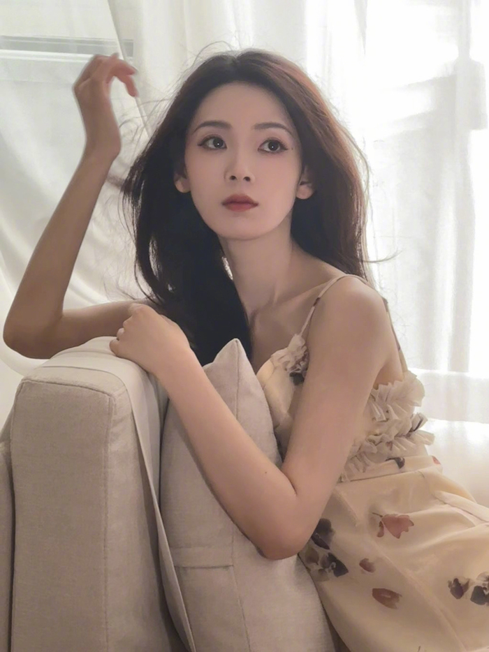 陈瑶穿吊带裙仙气满满 玩歪头杀眼神撩人