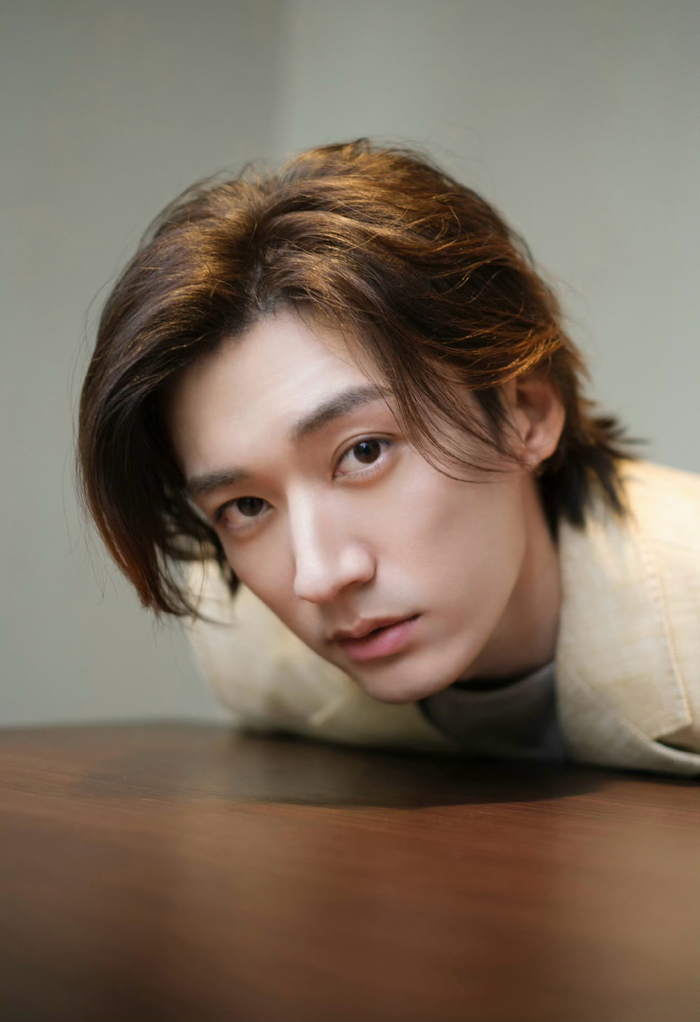 刘学义清新随拍质感造型别具一格绝佳颜值气质出众