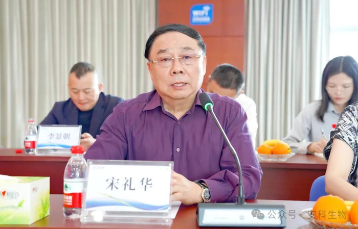 交流会前,投资者们来到安科生物文化展厅进行参观,在展厅讲解员以及姚