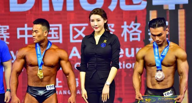 “健身女神”刘太阳作为裁判亮相在上海举行的2021 DMS冠军杯