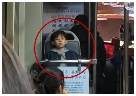 公交车上偶遇“超高颜值”男孩，五官清秀，网友：等你长大