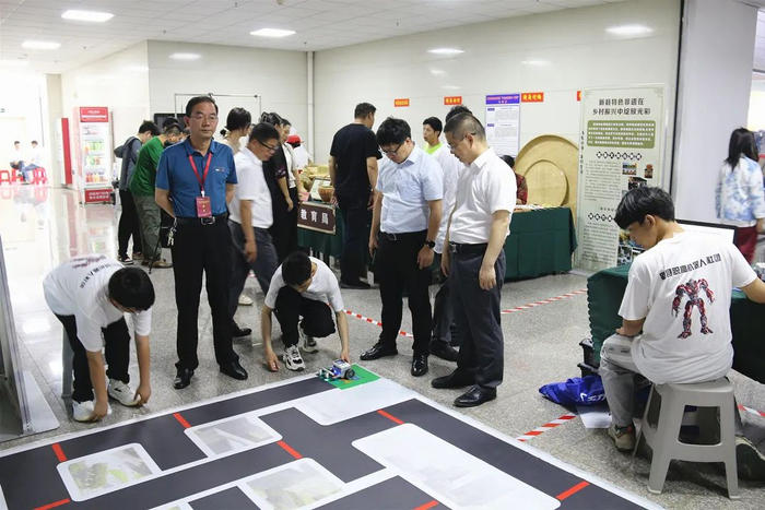 新县职业高中师生参加信阳市2024年职教活动周活动