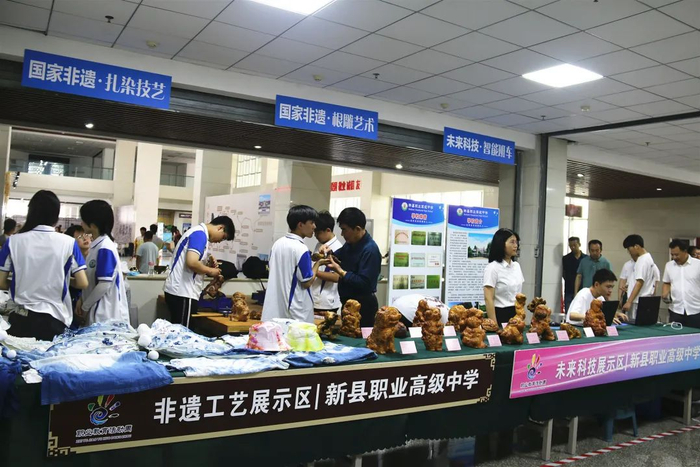 新县职业高中师生参加信阳市2024年职教活动周活动
