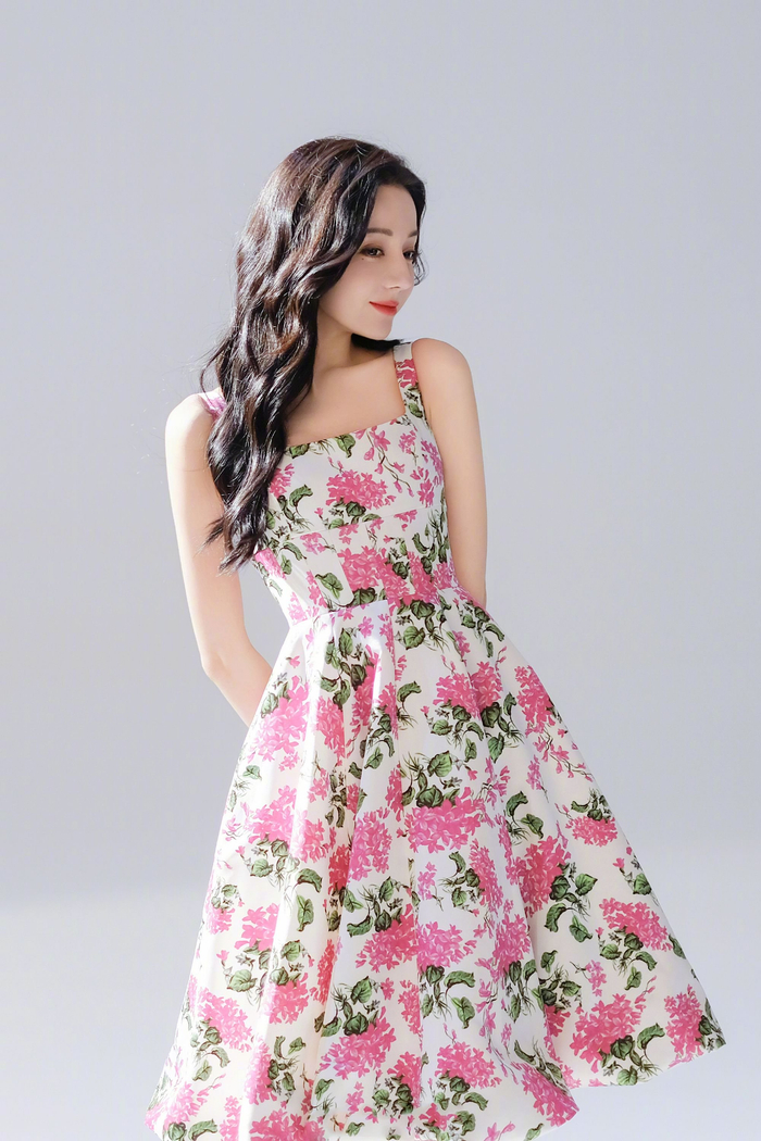 迪丽热巴花少唯美海报大片释出,鲜花裙颇有浪漫氛围__财经头条