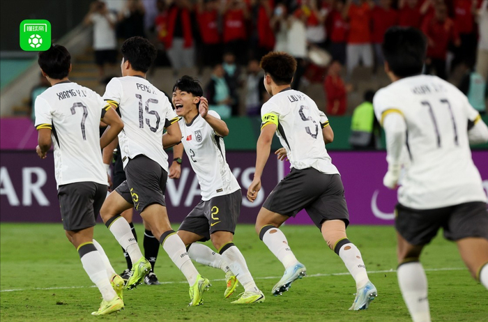 青训配角到国家英雄：彭啸，那位想把金靴穿在中卫身上的20岁奇迹