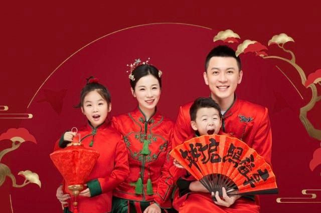 "最帅教练"杨鸣老婆狂秀恩爱,夫妻俩合体带娃,杨鸣很顾家