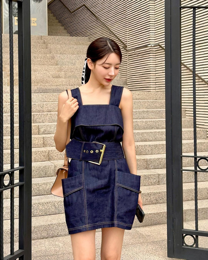 美女牛仔裙穿搭