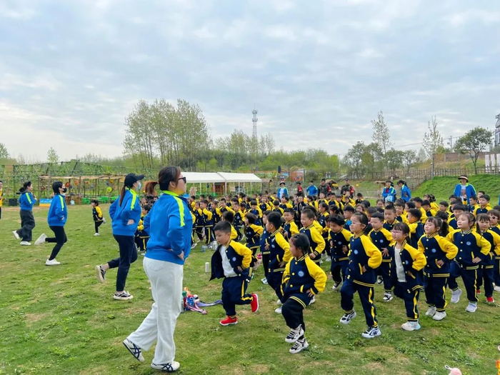 信阳市羊山新区幼儿园:走,去春游!