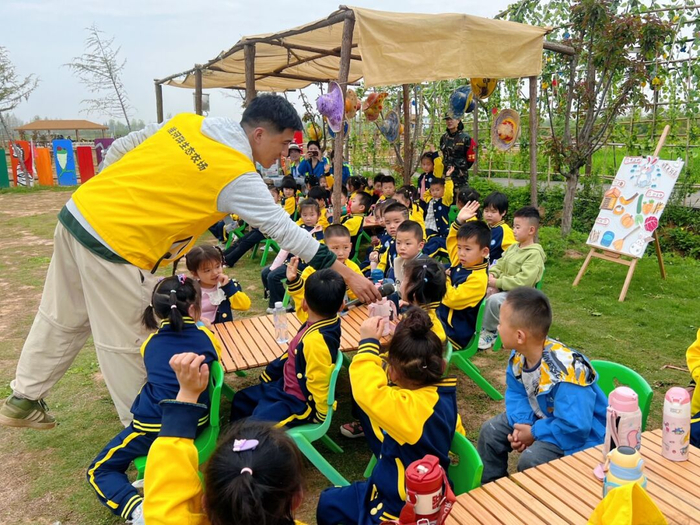 信阳市羊山新区幼儿园:走,去春游!
