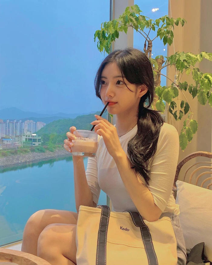 美女时尚家居自拍