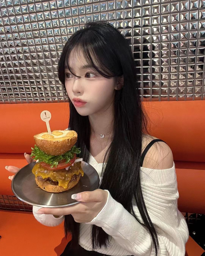 美女吃货日常穿搭