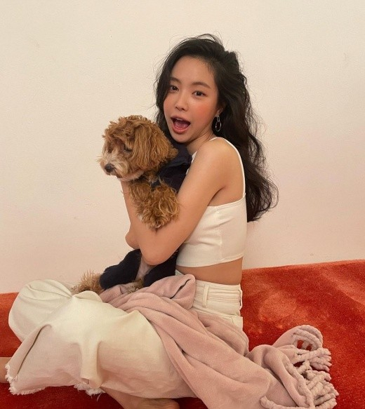 韩国女团a pink成员孙娜恩近日在社交网站发布一组近