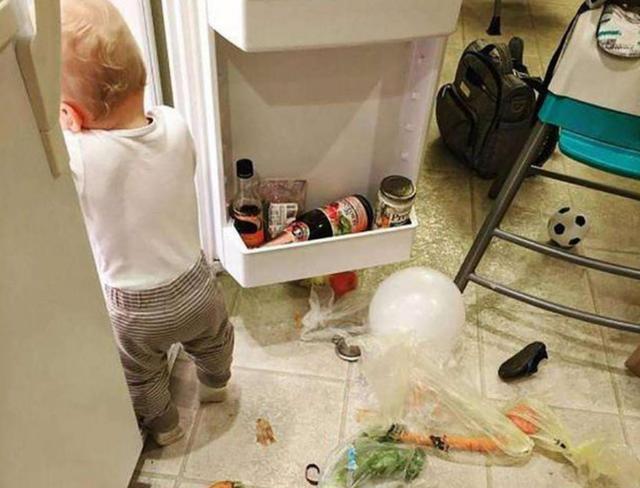 妈妈在厕所刷马桶，儿子上来帮忙被推开，身后传来的惨叫让她后悔
