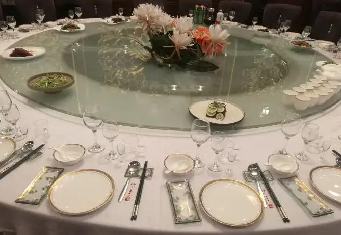 餐厅里的碗筷干净吗?餐前烫碗筷能消毒吗?一文告诉您答案!|餐具|就餐|消毒餐具|残留量|油脂_新浪新闻