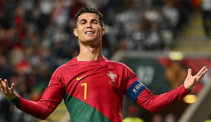 球迷逼宫c罗退队!葡萄牙球迷指责:他耽误队友巅峰