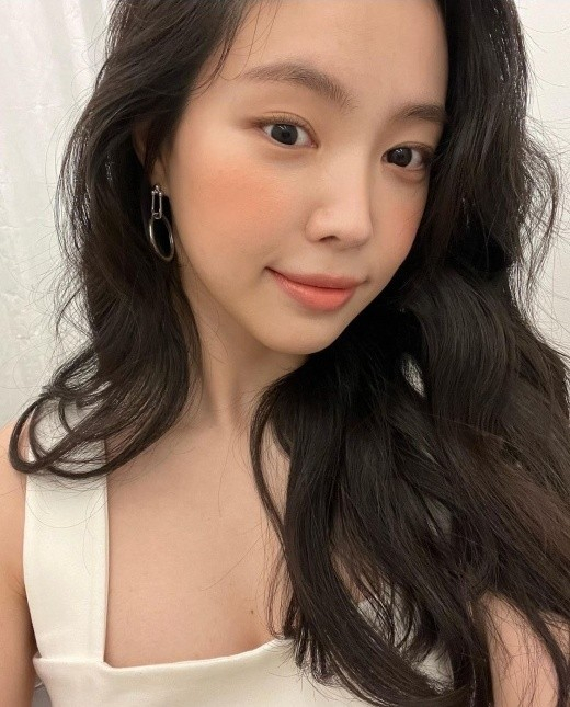 韩国女团a pink成员孙娜恩近日在社交网站发布一组近